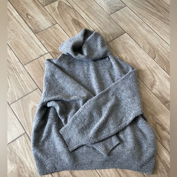 Gray turtleneck sweater - Picture 1 of 2